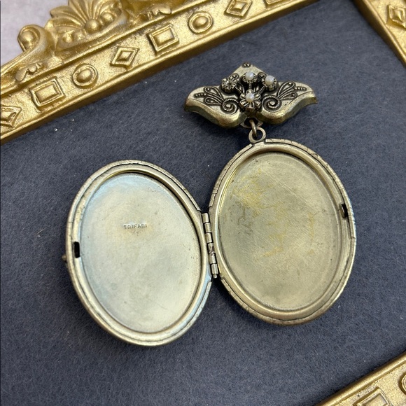 Vintage Crown Trifari cobalt blue locket brooch - Picture 6 of 8